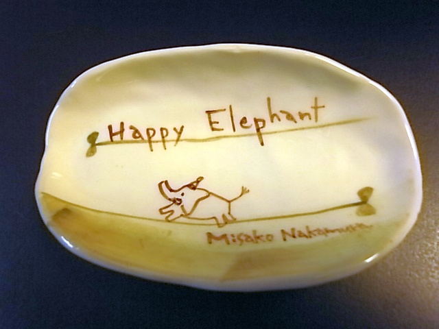 Happy Elephantのシグネチャー変形皿
